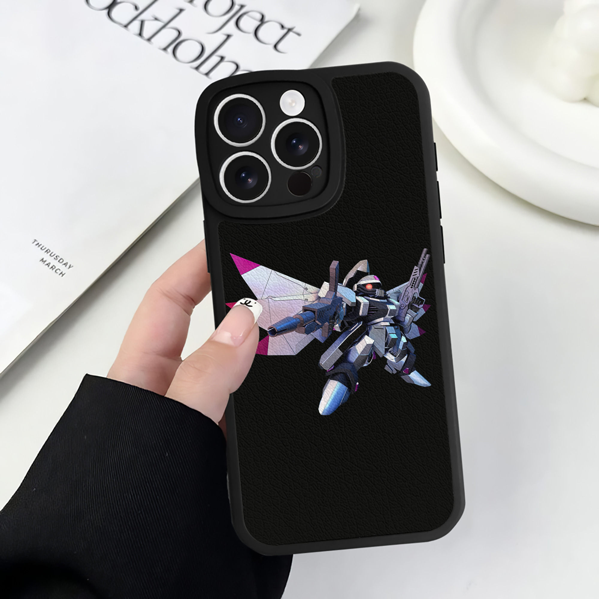 （画像用） 機動戦士ガンダム Mobile Suit Gundam 【iPhone 16シリーズ対応】シリコンスマホケース（レザー調） 材質：シリコン